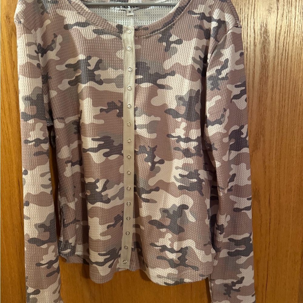 Blakeley size 1X Camouflage Long Sleeve Button-Up Top